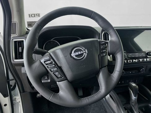 Used 2025 Nissan Frontier SV w/ SV Convenience Package image 9