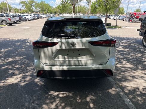 Used 2025 Toyota Highlander XLE FWD image 4