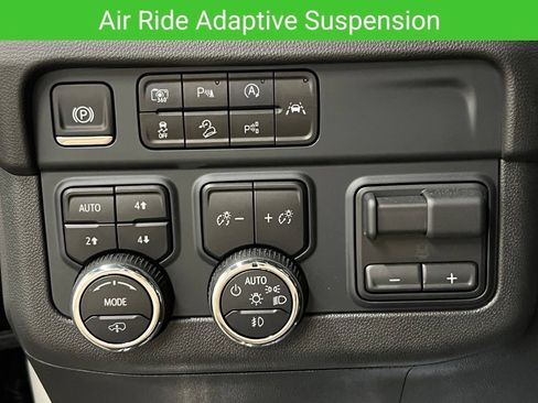 Certified 2025 Chevrolet Suburban High Country AWD/4WD image 17