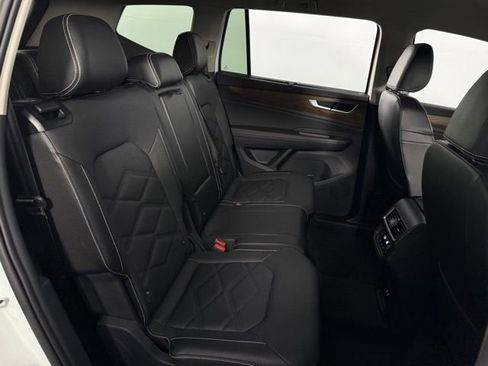 Used 2024 Volkswagen Atlas SE image 16