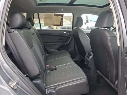 Used 2023 Volkswagen Tiguan SE w/ Panoramic Sunroof Package image 15