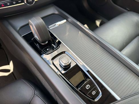 Certified 2025 Volvo XC60 B5 Core AWD/4WD image 22