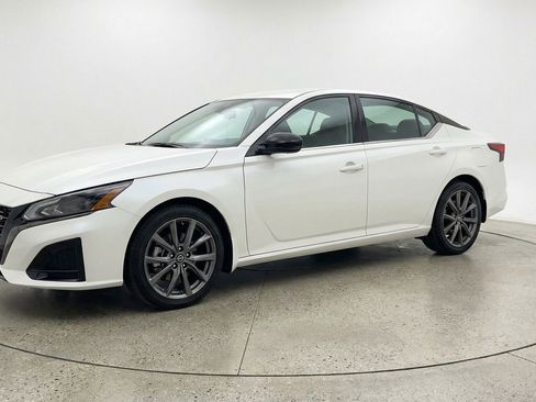 Used 2025 Nissan Altima 2.5 SV image 3