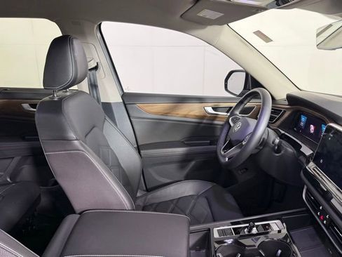 Used 2024 Volkswagen Atlas SE FWD image 32