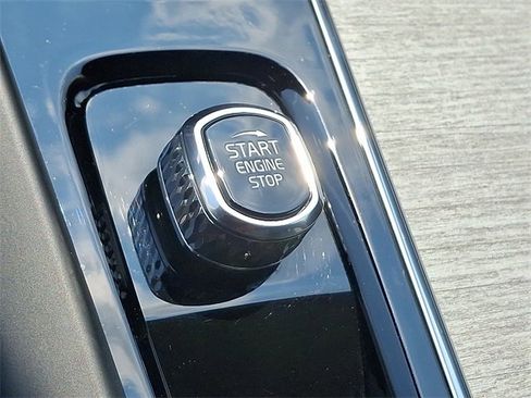 Certified 2025 Volvo XC60 B5 Plus image 21