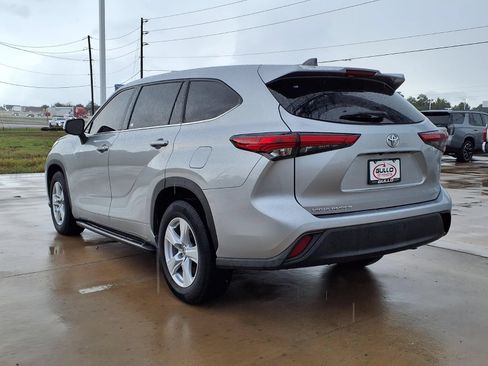 Used 2022 Toyota Highlander L FWD image 2