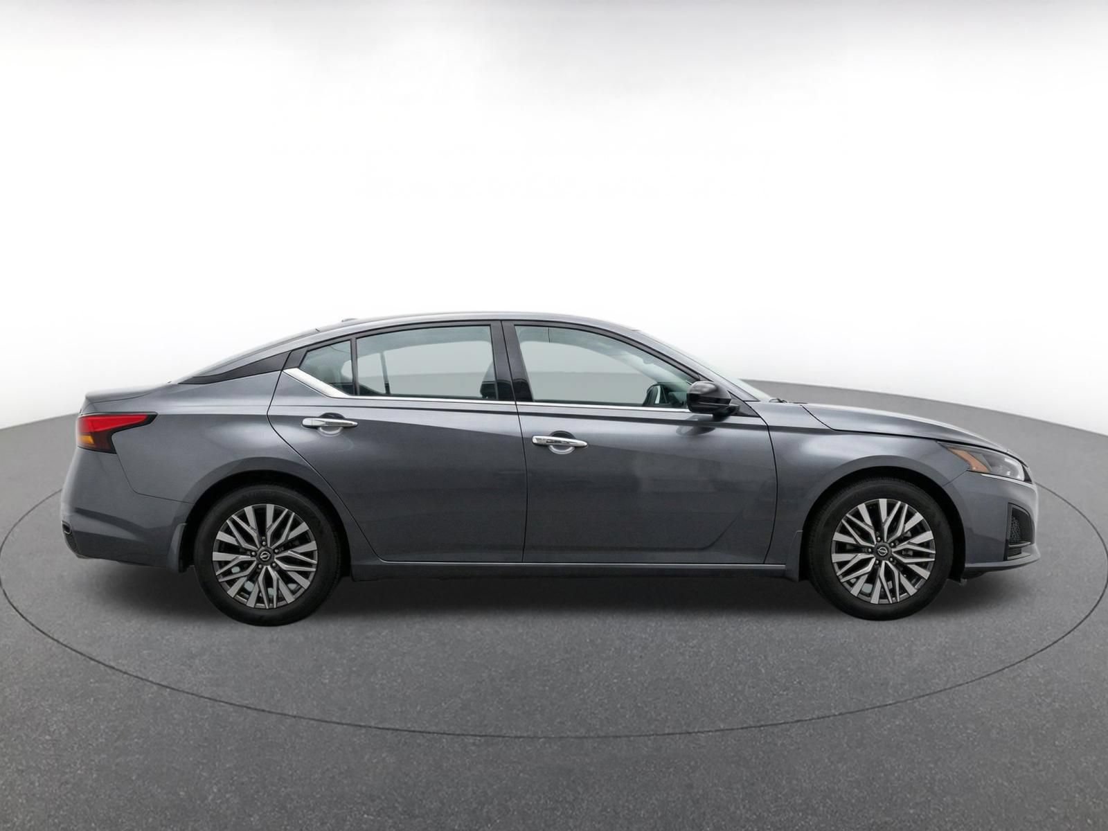 Used 2025 Nissan Altima 2.5 SV FWD image 13