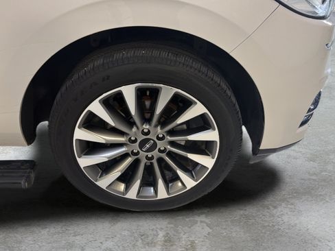 Used 2019 Lincoln Navigator L Select RWD image 23