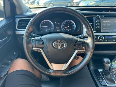 Used 2018 Toyota Highlander XLE AWD/4WD image 14