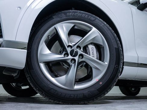 Used 2026 Genesis GV70 2.5T Select image 6