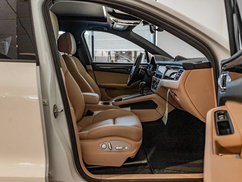 Certified 2025 Porsche Macan AWD/4WD image 30