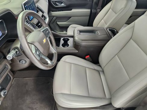 Used 2022 Chevrolet Suburban LT w/ Luxury Package RWD image 13