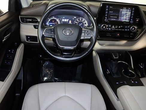Used 2020 Toyota Highlander XLE image 3