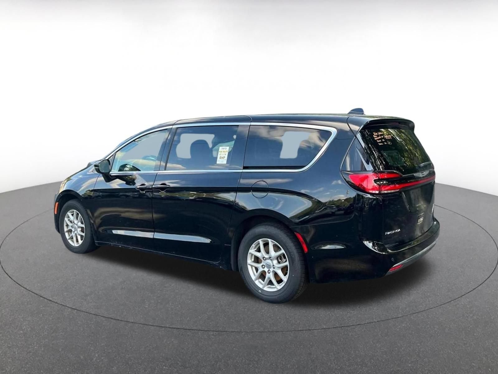 Used 2024 Chrysler Pacifica Touring-L FWD image 10