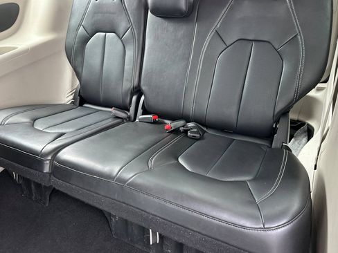 Used 2023 Chrysler Pacifica Touring-L FWD image 15