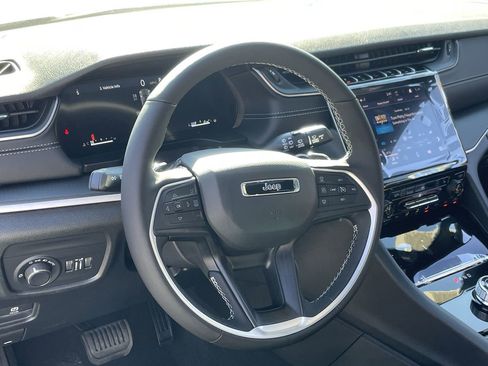 New 2025 Jeep Grand Cherokee Altitude image 14