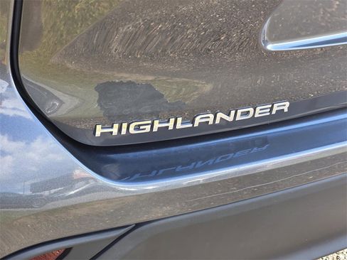 Used 2023 Toyota Highlander LE image 32