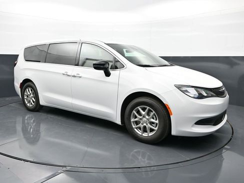 New 2026 Chrysler Voyager LX image 5