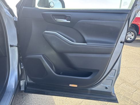 Used 2021 Toyota Highlander XLE image 28