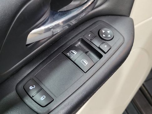 Used 2015 Dodge Grand Caravan American Value Package w/ UConnect Hands-Free Group FWD image 27