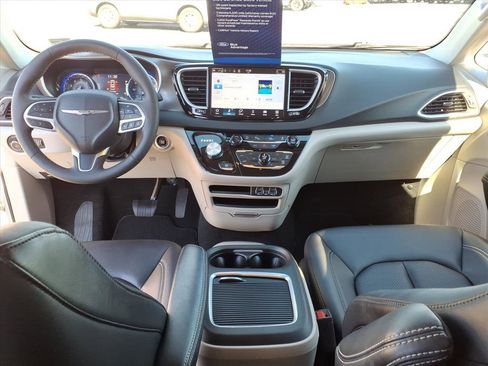 Used 2024 Chrysler Pacifica Touring-L image 9