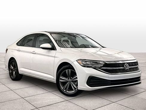 Used 2023 Volkswagen Jetta SE w/ Panoramic Sunroof Package FWD image 2