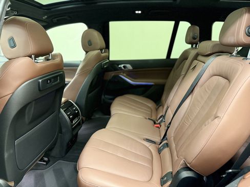 Used 2022 BMW X7 xDrive40i w/ M Sport Package AWD/4WD image 8
