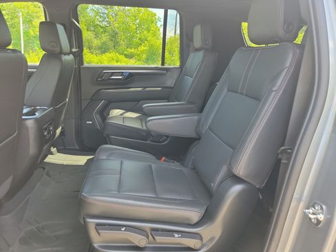 Used 2025 Chevrolet Suburban RST w/ Comfort Package AWD/4WD image 16