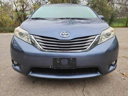 Used 2014 Toyota Sienna XLE image 2