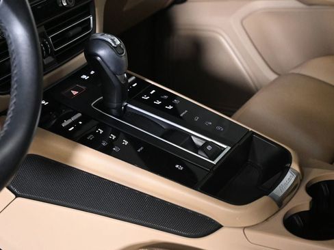 Certified 2023 Porsche Macan AWD/4WD image 21
