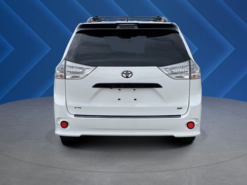 Used 2020 Toyota Sienna SE w/ Nightshade Edition FWD image 4