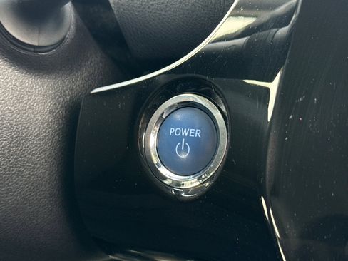 Used 2022 Toyota Prius LE image 32