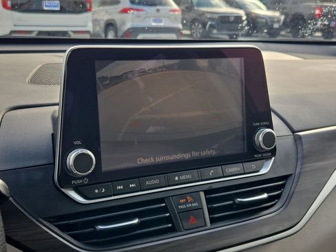 Used 2025 Nissan Altima 2.5 SV FWD image 24