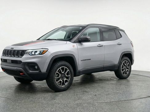 Used 2025 Jeep Compass Trailhawk image 3