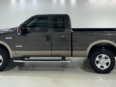 Used 2006 Ford F250 XLT image 2