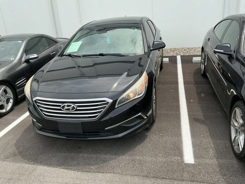 Used 2017 Hyundai Sonata SE FWD image 2