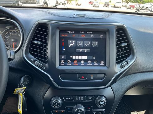 Used 2022 Jeep Cherokee Latitude AWD/4WD image 16