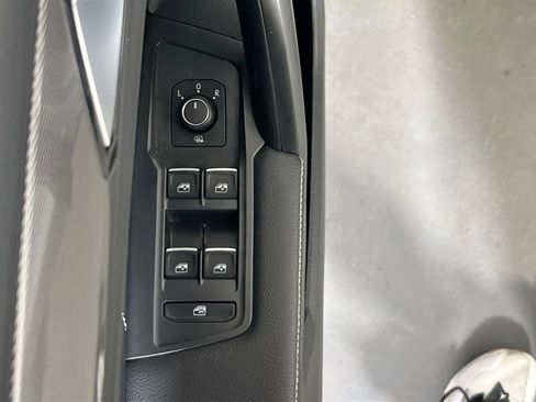 Used 2023 Volkswagen Tiguan SE AWD/4WD image 17