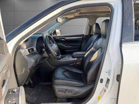 Used 2023 Toyota Highlander Platinum image 16