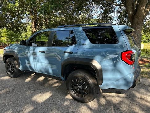 Used 2025 Toyota 4Runner SR5 AWD/4WD image 4