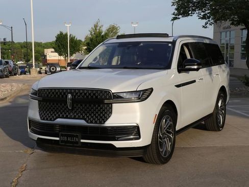 Used 2025 Lincoln Navigator Reserve AWD/4WD image 3