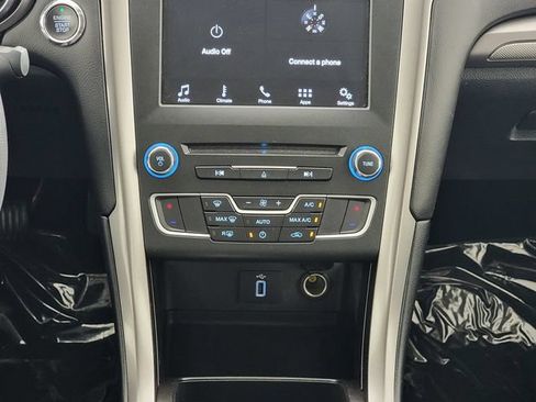 Certified 2017 Ford Fusion SE w/ Fusion SE Technology Package FWD image 25