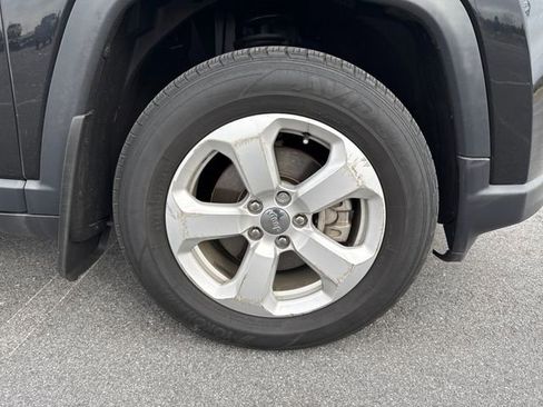 Used 2019 Jeep Compass Latitude w/ Cold Weather Group image 11