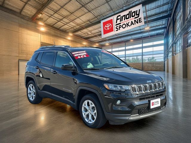 Used 2024 Jeep Compass Latitude AWD/4WD image 2