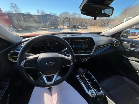 Used 2024 Chevrolet Trax ACTIV w/ Sunroof Package image 23