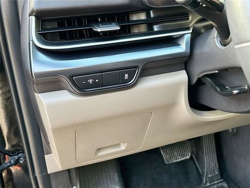 Used 2025 Kia Carnival FWD image 10