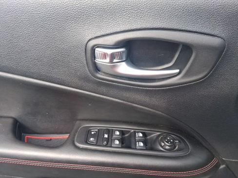 Used 2019 Jeep Compass Trailhawk w/ Cold Weather Group AWD/4WD image 16