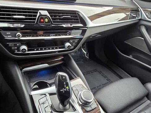 Used 2022 BMW 530e w/ Premium Package image 20