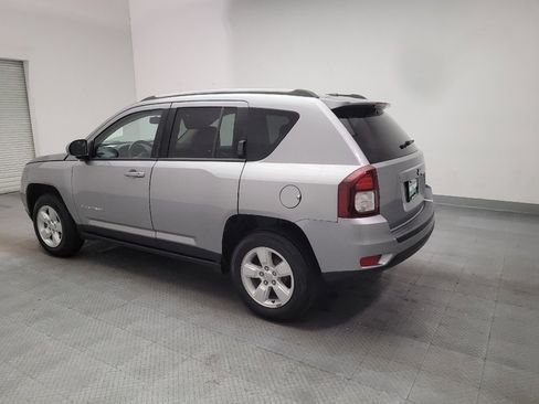 Used 2017 Jeep Compass Latitude FWD image 3