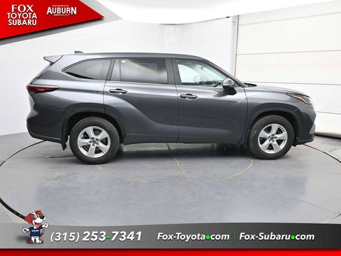 Used 2024 Toyota Highlander LE AWD/4WD image 16